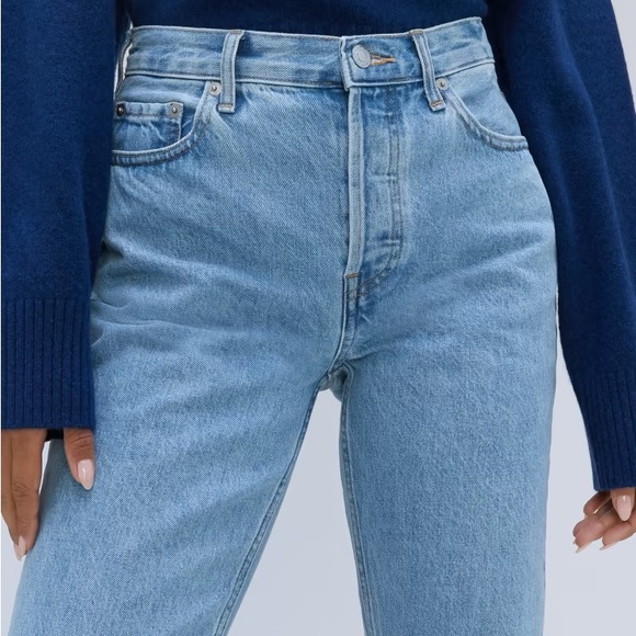 Everlane Curvy Cheeky Jean in light blue wash - Picture 3 of 7